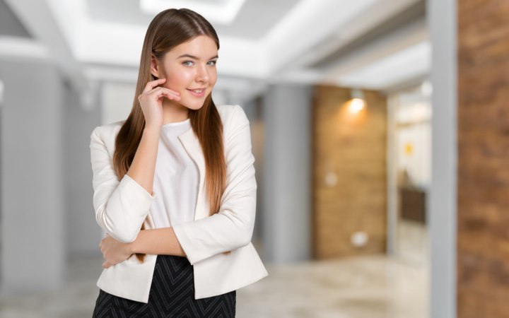 Goed geklede stijlvolle vrouw