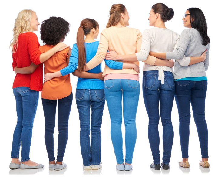 Vrouwen die een jeansbroek dragen