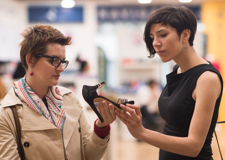 Vrouwen met kort haar die schoenen met hoge hakken kopen