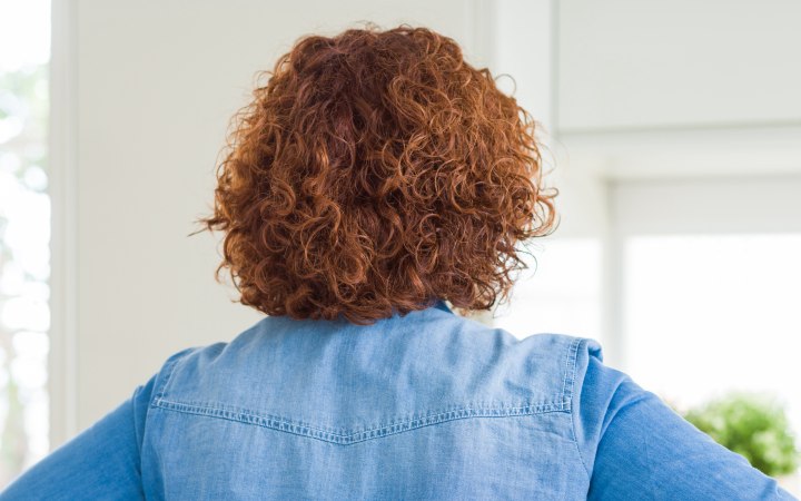 Vrouw met kroezend haar