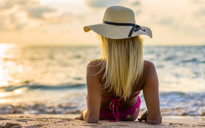 Vrouw met lang haar in de zomer