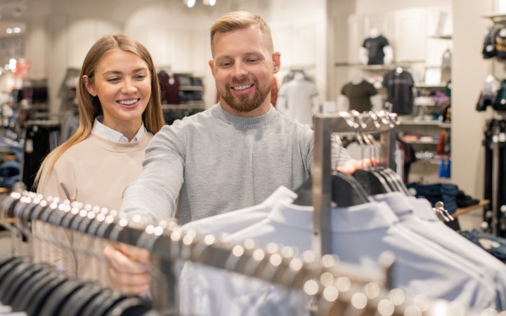 Man en vrouw aan het shoppen voor herenmode