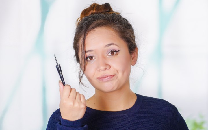 Vrouw die een probleem heeft met haar eyeliner