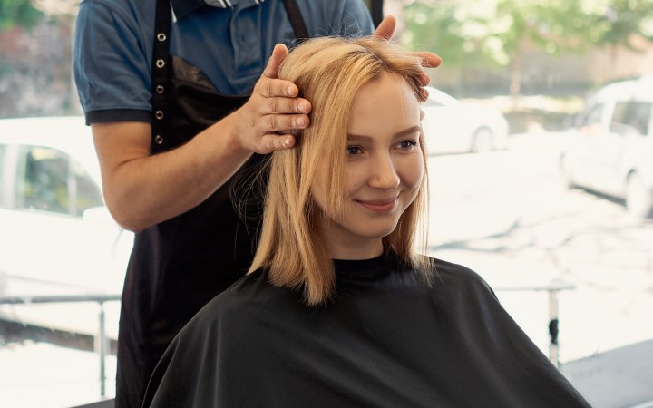 Vrouw bij de kapper voor een nieuw kapsel