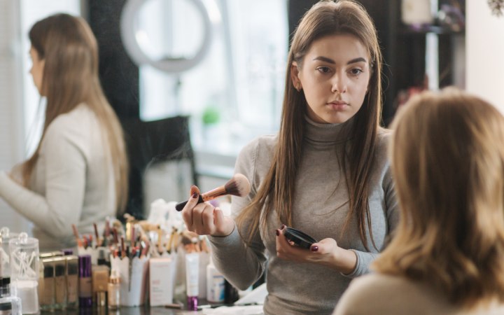 Schoonheidsspecialiste tijdens het aanbrengen van make-up