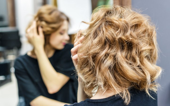 Jonge vrouw met een nieuwe haarsnit