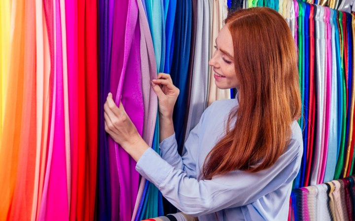 Vrouw die verschillende soorten stoffen bekijkt